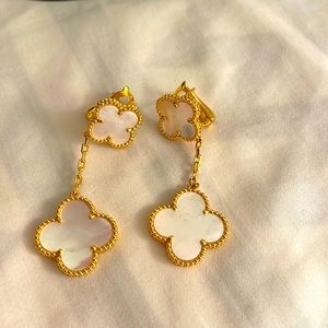 Dangling vca Mop earring